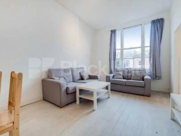 5 bedroom maisonette with 2 bathrooms lounge and a huge decked garden
