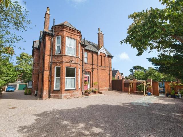 5 bedroom maisonette for sale