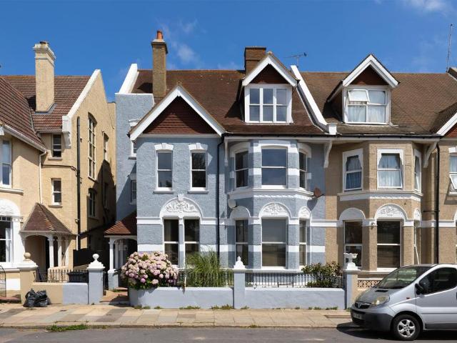 5 bedroom maisonette for sale