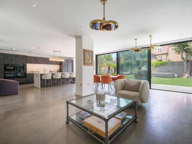 5 bedroom maisonette for sale