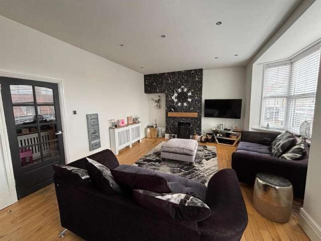 5 Bedroom Maisonette Flat