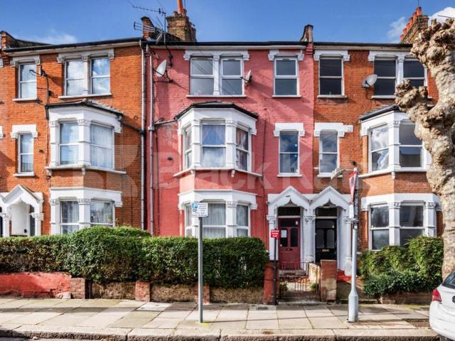 5 Bedroom Maisonette in Carlingford Road N15