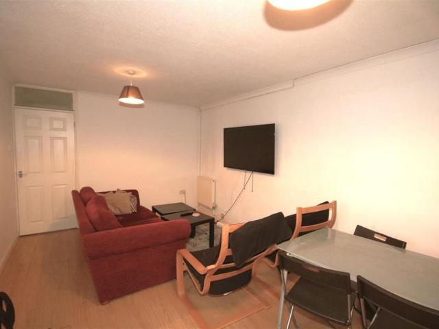 5 bedroom semi detached bungalow to rent