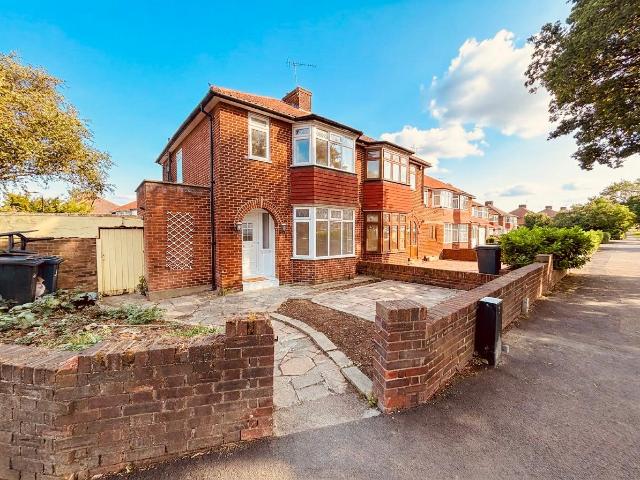 5 Bedroom Semi Detached for Let in Greenford