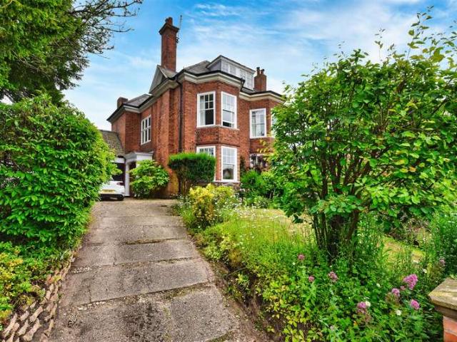 5 Bedroom Semi Detached House