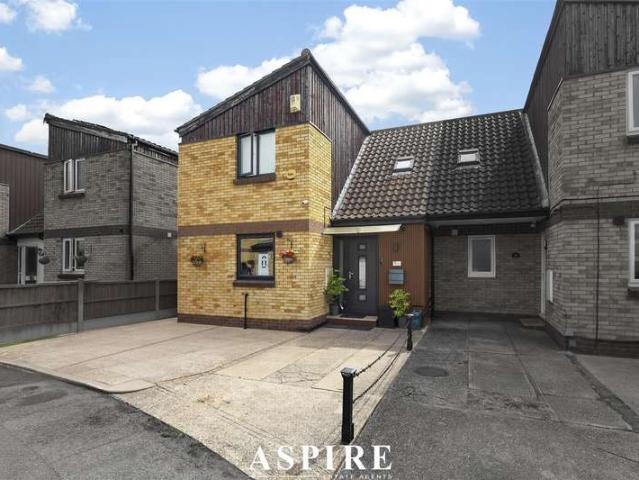 5 Bedroom Semi Detached House