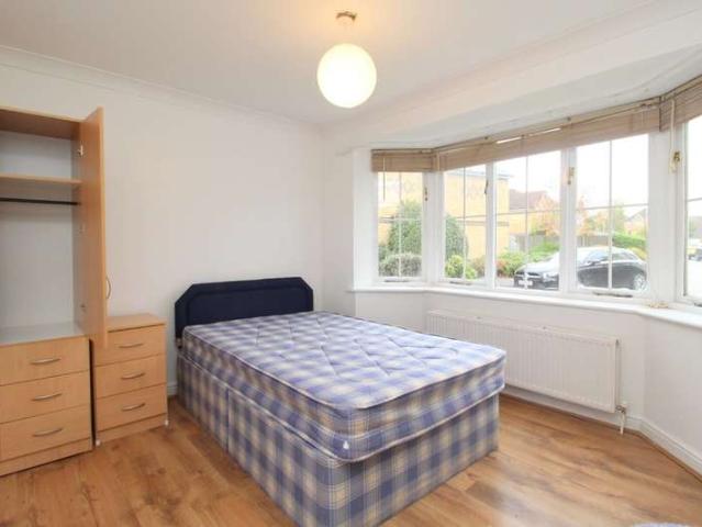 5 Bedroom Semi Detached House