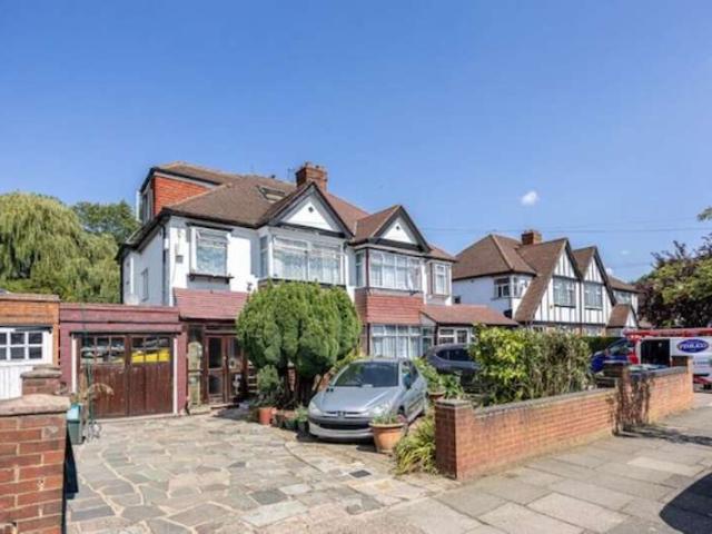 5 Bedroom Semi Detached House