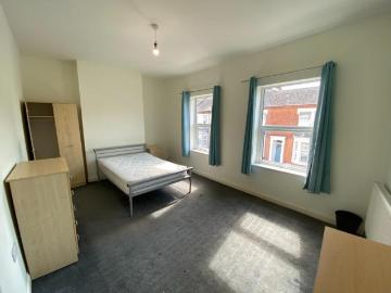 5 bedroom Semi detached house To Let