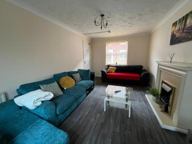 5 bedroom Semi detached house To Let
