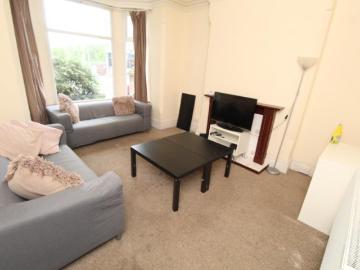 5 bedroom Semi detached house To Let