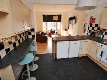5 bedroom Semi detached house To Let