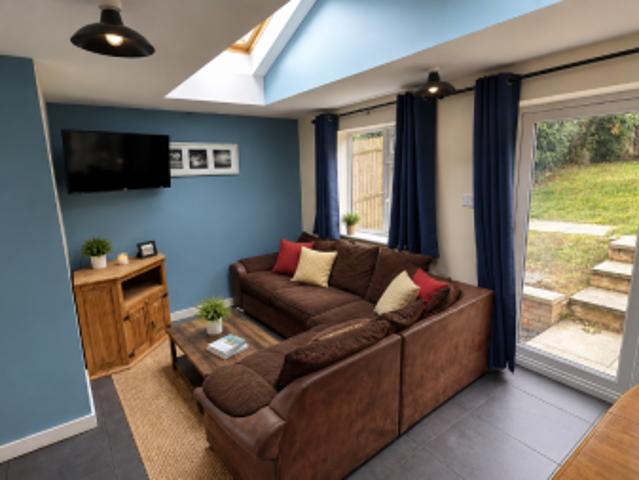 5 bedroom Semi detached house To Let