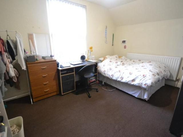 5 bedroom Semi detached house To Let