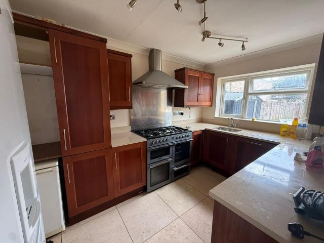 5 Bedroom Semi Detached House to Rent Coleridge Crescent, Colnbrook, Slough, SL3 0PY