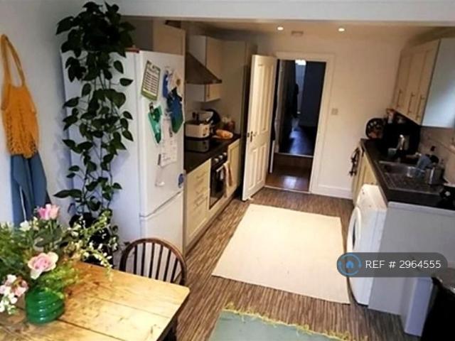 5 bedroom semi detached house to rent