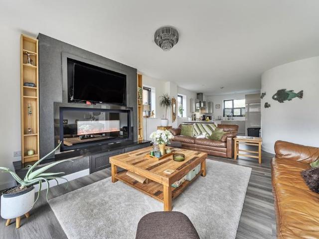 5 bedroom semi detached house to rent