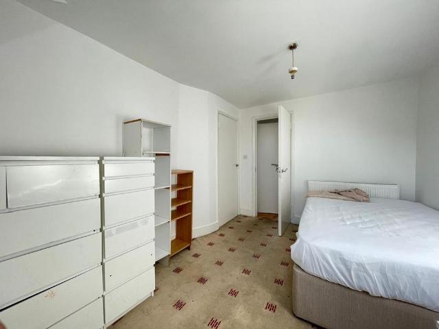 5 bedroom semi detached house to rent