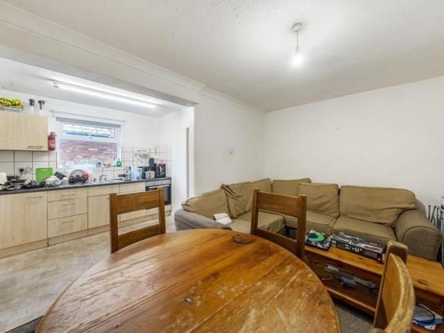 5 bedroom semi detached house to rent