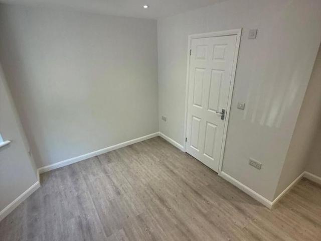 5 bedroom semi detached house to rent