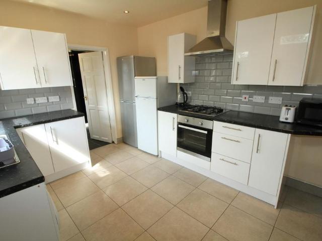5 bedroom semi detached house to rent