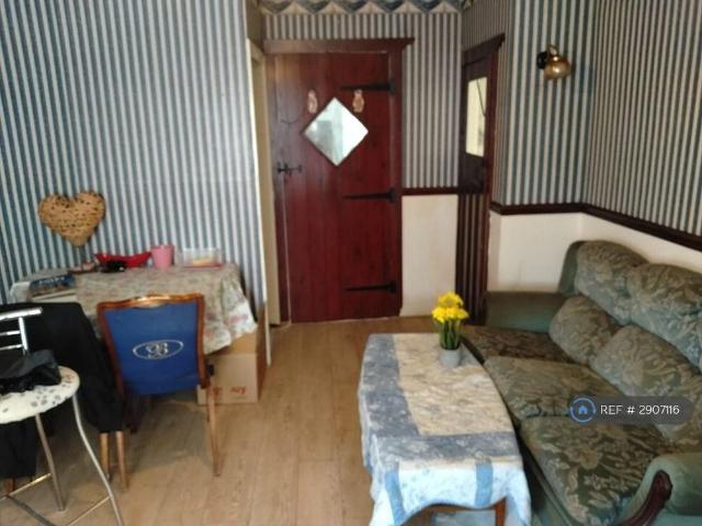 5 bedroom semi detached house to rent