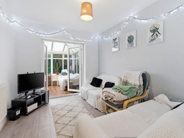 5 bedroom semi detached house to rent