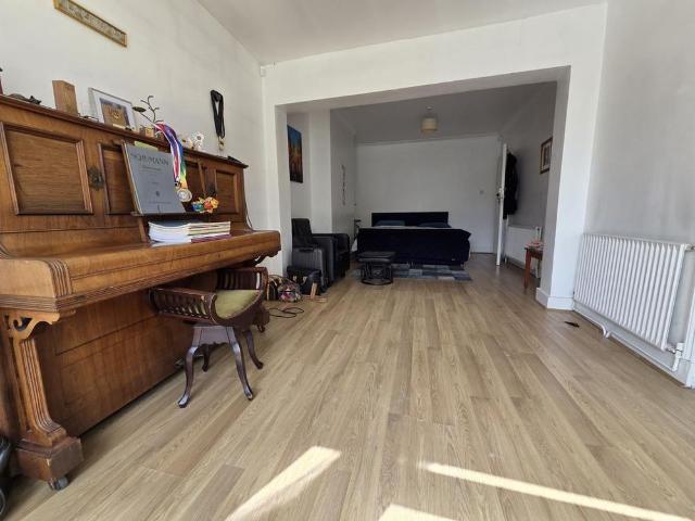 5 bedroom semi detached house to rent