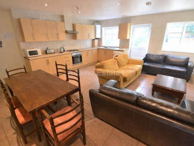 5 bedroom semi detached house to rent