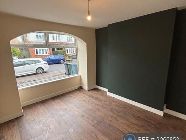 5 bedroom semi detached house to rent