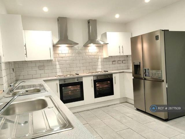 5 bedroom semi detached house to rent