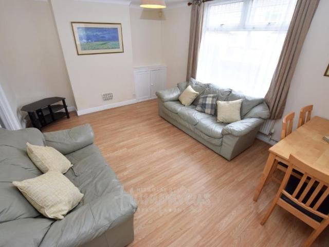 5 bedroom semi detached house to rent