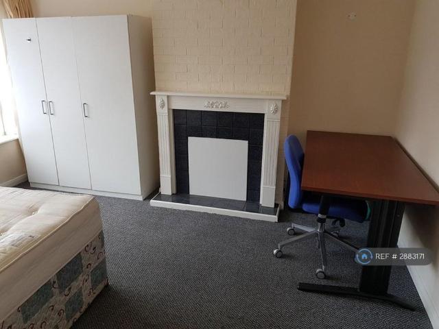 5 bedroom semi detached house to rent