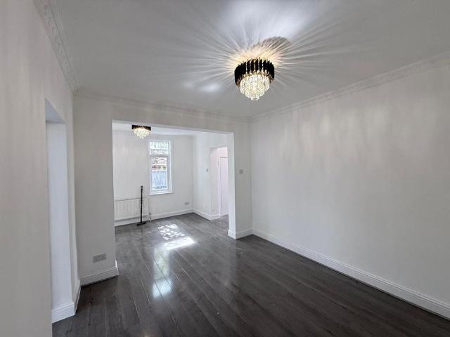 5 bedroom semi detached house to rent