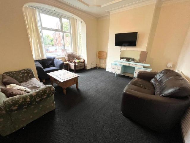 5 bedroom semi detached house to rent