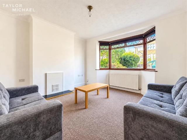5 bedroom semi detached house to rent