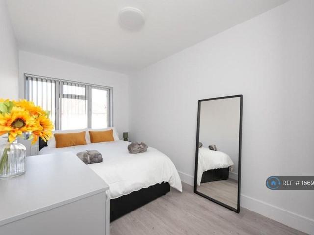 5 bedroom semi detached house to rent