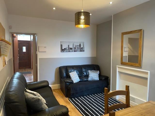 5 bedroom semi detached house to rent