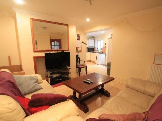 5 bedroom semi detached house to rent