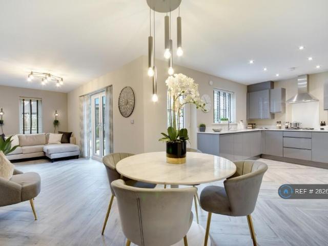 5 bedroom semi detached house to rent