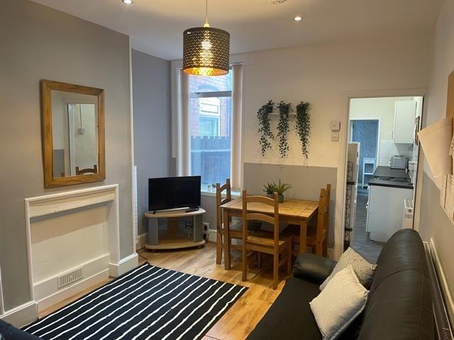 5 bedroom semi detached house to rent