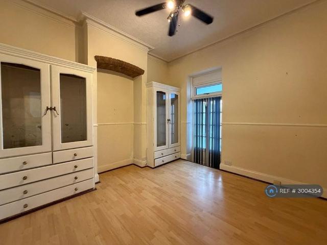 5 bedroom semi detached house to rent
