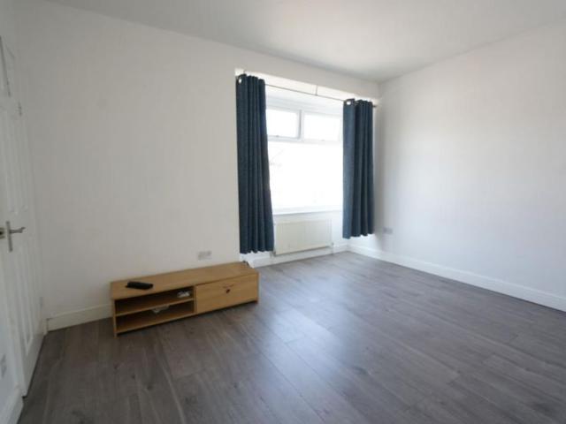 5 bedroom semi detached house to rent