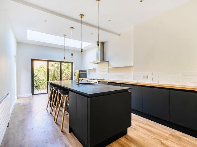 5 bedroom semi detached house to rent