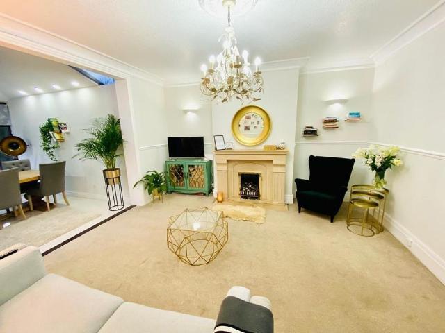 5 bedroom semi detached house to rent