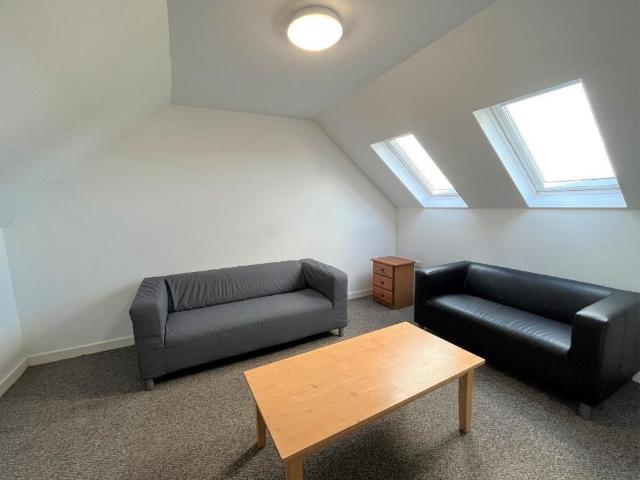 5 bedroom semi detached house to rent