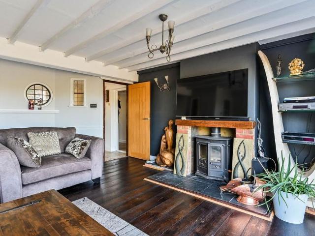 5 bedroom semi detached house to rent