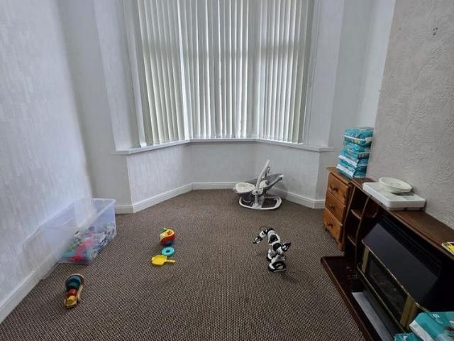 5 bedroom semi detached house to rent