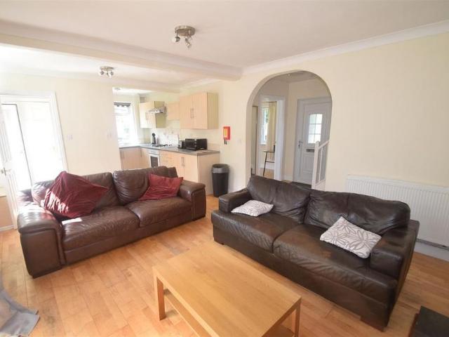 5 bedroom semi detached house to rent