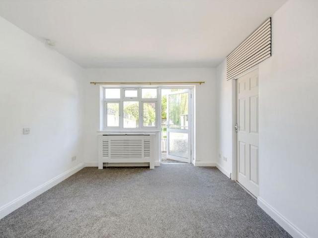 5 bedroom semi detached house to rent
